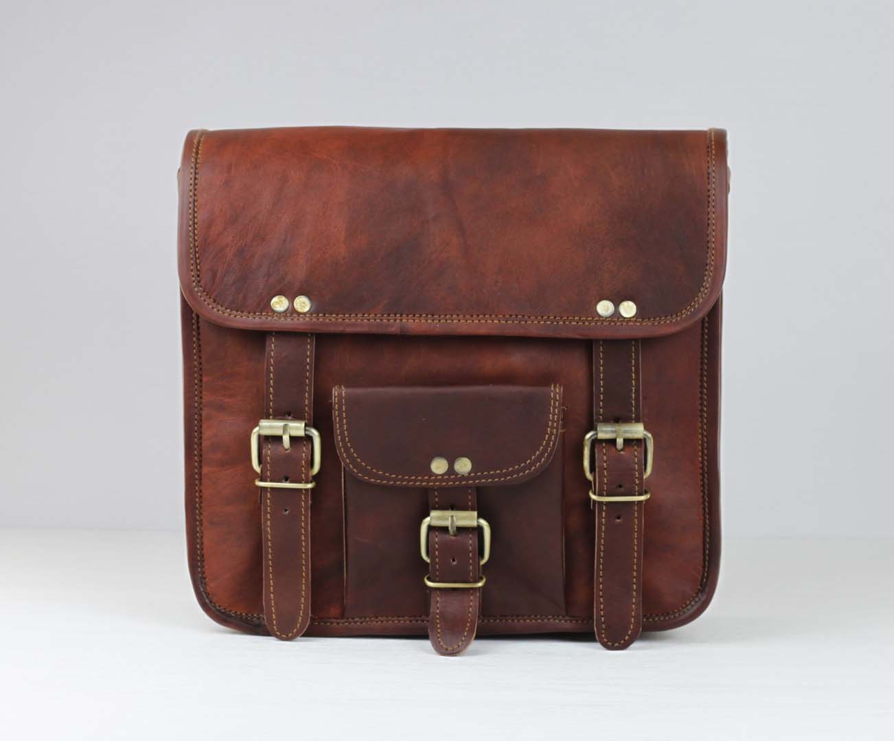 Medium leather bag with pocket