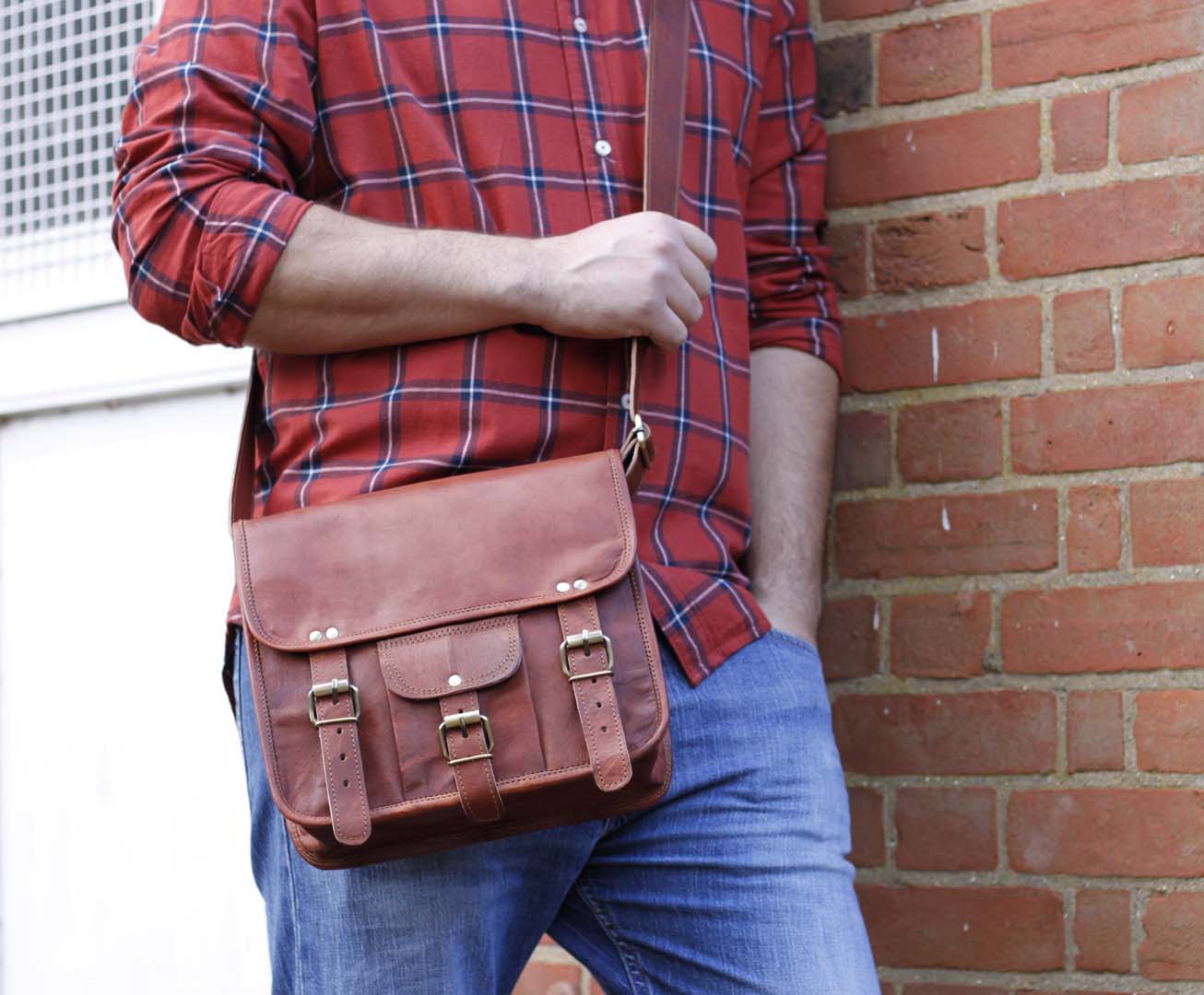 Medium leather bag with pocket